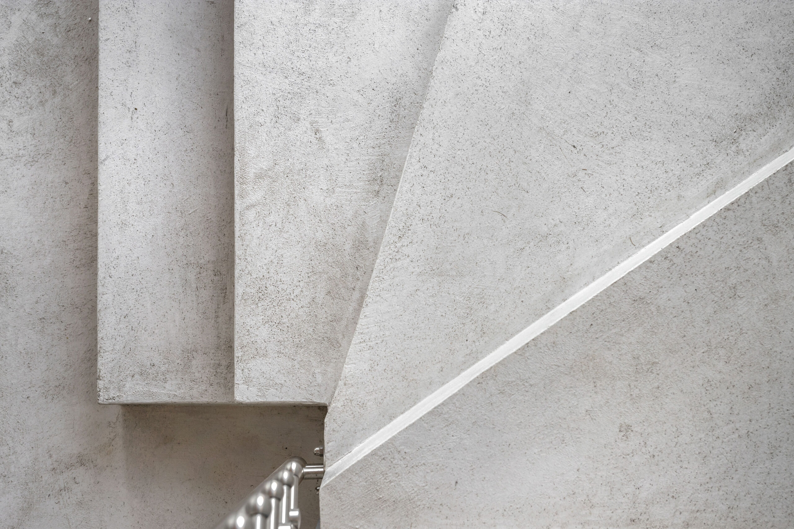 Treppe mit Mikrozement-Beschichtung in Betonoptik